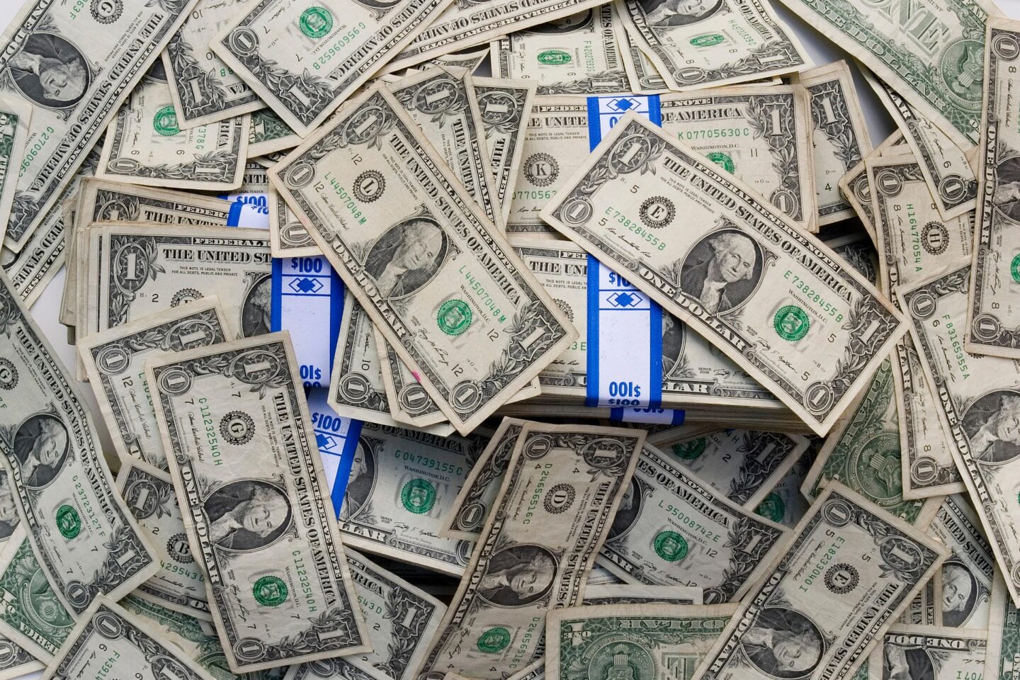 Darowizna od obcej osoby a podatek, formalności i bezpieczeństwo transakcji