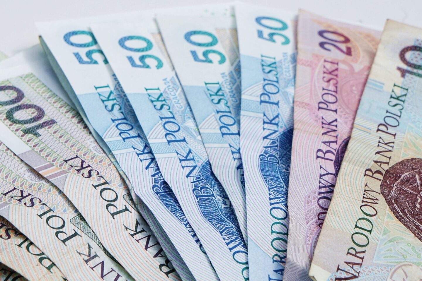 2 tysięcy brutto ile to netto – dokładne wyliczenie wynagrodzenia na rękę przy różnych umowach